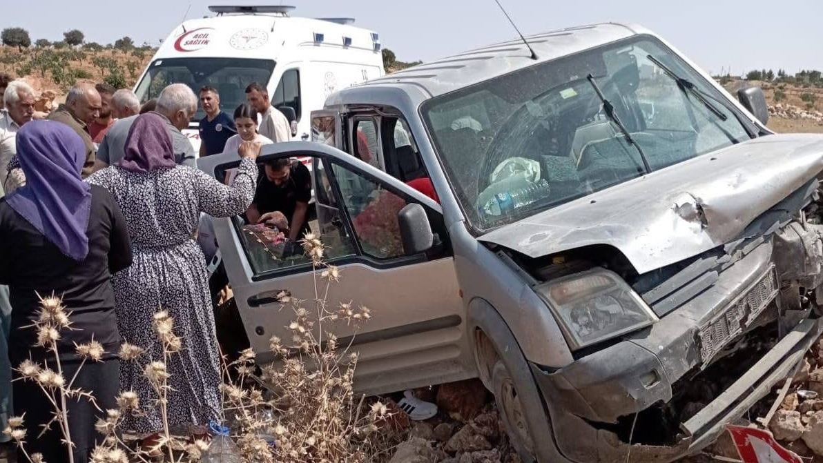 Şanlıurfa'da hafif ticari araç kontrolden çıktı