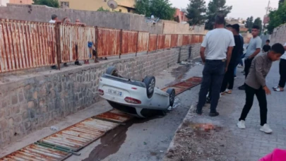 Çocukların el frenini indirdiği otomobil tahliye kanalına uçtu