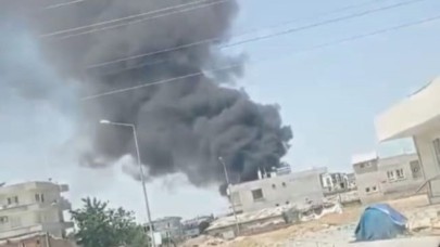 Şantiye bahçesinde plastik malzemeler yandı