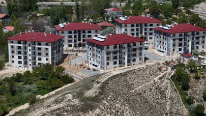 Asrın felaketinden etkilenen Sivas’ın ilçesinde afet konutları hızla yükseliyor