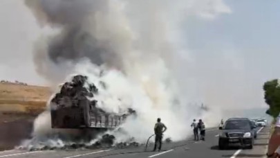 Mardin’de saman yüklü tır alev alev yandı