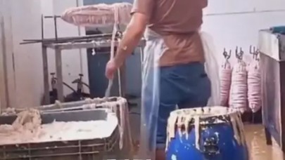 Pis Sular İçinde Kokoreç Üretimi