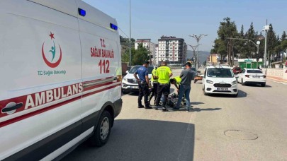 Otomobillerle çarpışan motosiklet sürücüsü yaralandı