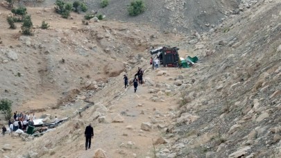 Şarampole devrilen tırın sürücüsü yaralandı