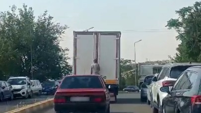 Kamyonetin arkasına tutunan şahsın tehlikeli yolculuğu kamerada