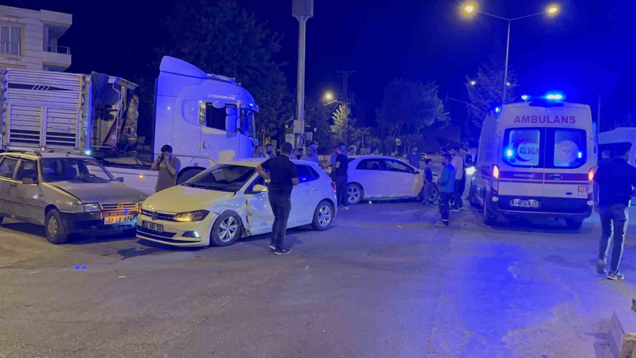 Dört araç birbirine girdi: 2 yaralı