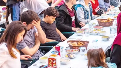 Cenaze Evlerinde Yemek Verme Adeti Tartışma Yarattı