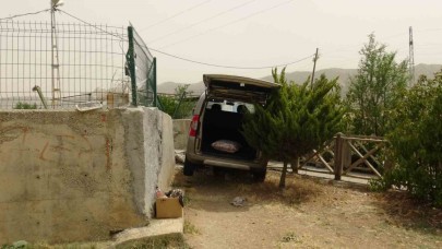 Virajı alamayan sürücü, mesire alanı duvarına çarptı: 3 yaralı