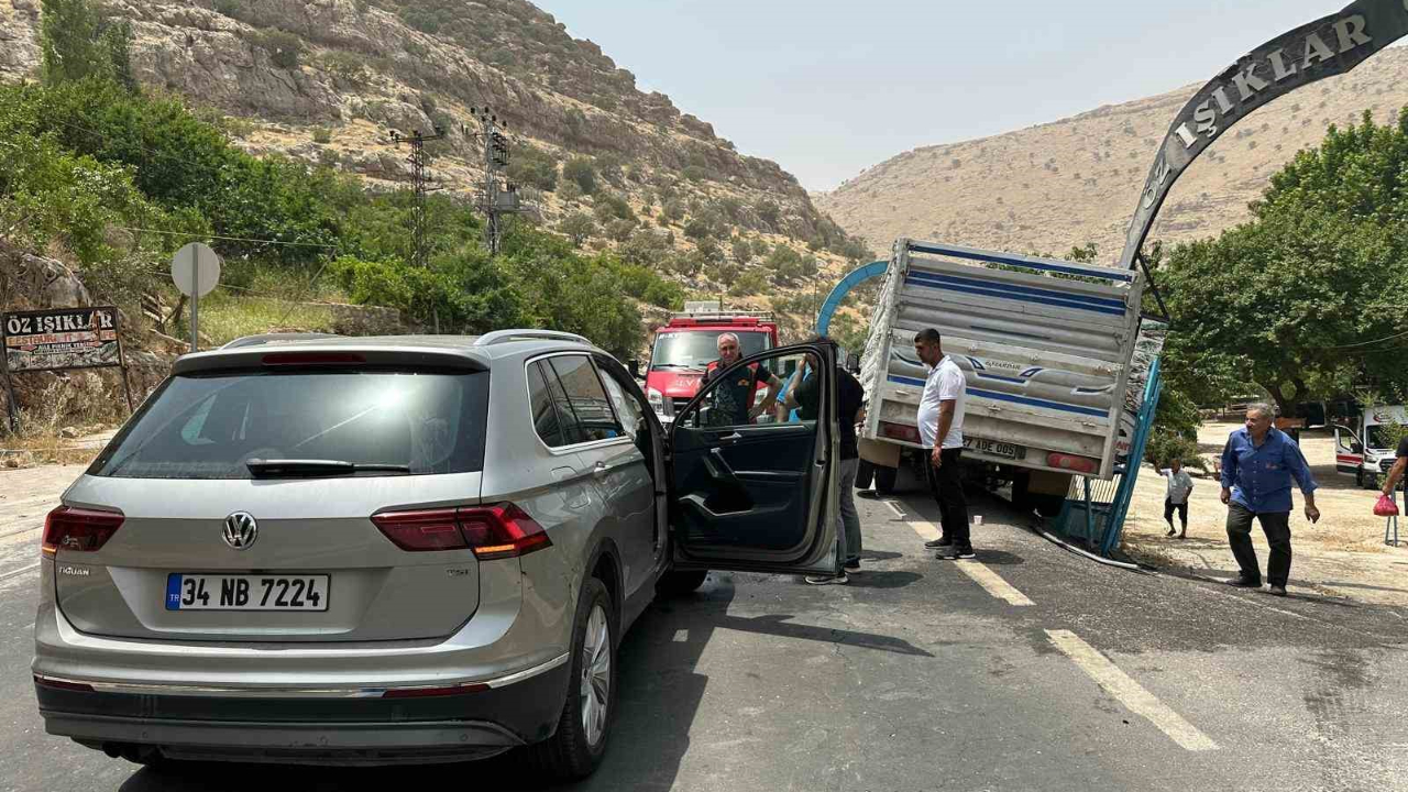 SUV ile kamyonet çarpıştı: 6 yaralı