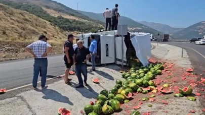 Virajı alamayan karpuz yüklü kamyonet yan yattı