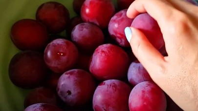 Nadir görülen sindirim sistemi hastalığı tedavi edildi: "Erik, kiraz ve zeytini çekirdeği ile tüketmeyin"