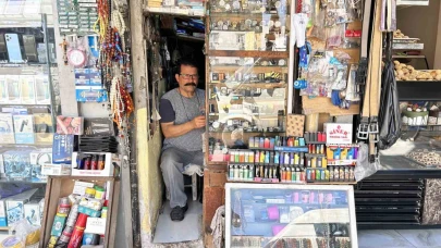 ’Çakmak doktoru’ baba, 2 metrekarelik dükkanda 3 evladını okutup meslek sahibi yaptı