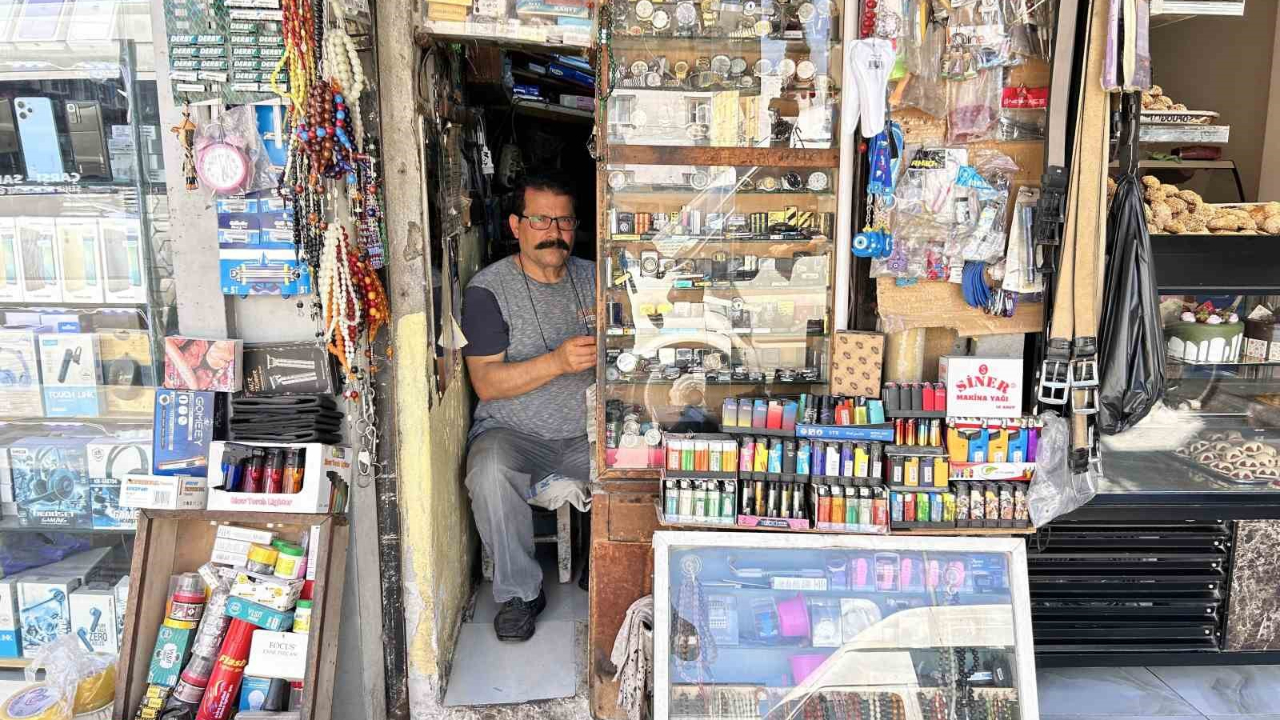 ’Çakmak doktoru’ baba, 2 metrekarelik dükkanda 3 evladını okutup meslek sahibi yaptı