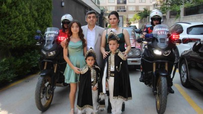 Hem teşkilat gururunu hem baba sevincini bir arada yaşadı