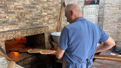 Yaklaşık 400 derece sıcaklıktaki taş fırın karşısında zorlu mesai