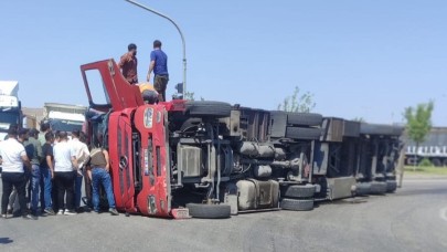 Virajı alamayan tır devrildi, 1 yaralı