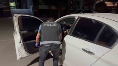 Dur ihtarına uymayan sürücü araçtan uyuşturucu fırlattı