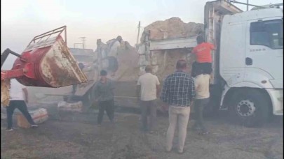 Kamyondaki saman balyaları yandı