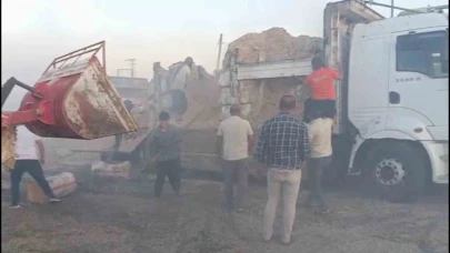 Kamyondaki saman balyaları yandı