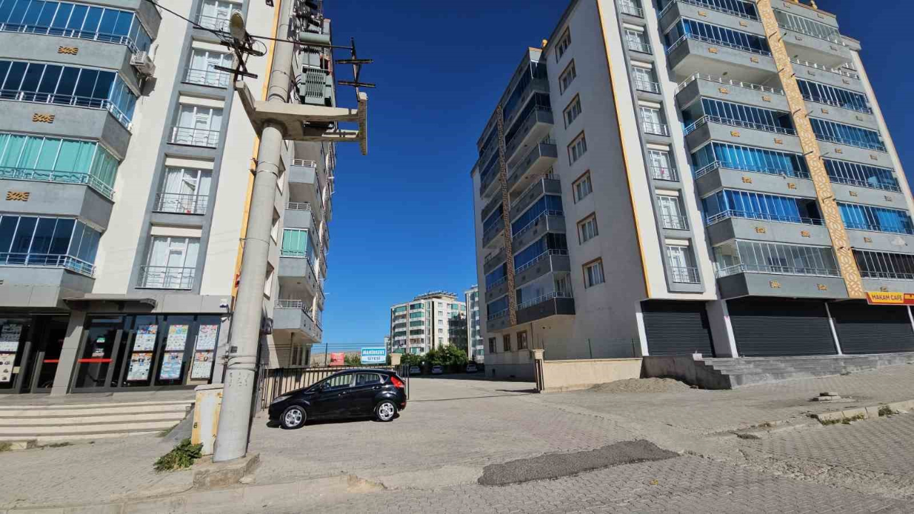 Aranan kayıp çocuk, yangın merdiveni boşluğunda ölü bulundu