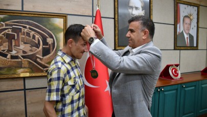 Müdür Sultanoğlu, Şampiyon öğretmeni onurlandırdı