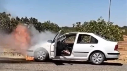Seyir halindeki otomobil alev aldı