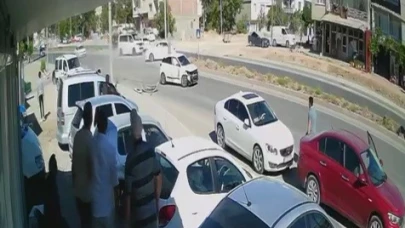 4 kişinin yaralandığı kaza kameralara yansıdı