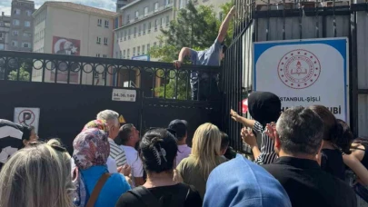 Sınava 1 dakika geç kaldıkları için alınmayan gençler okulun duvarından atladı