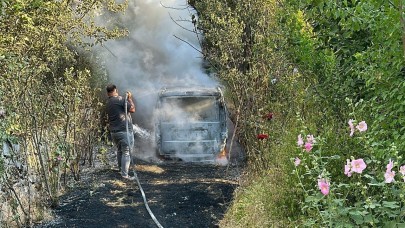 Bahçesindeki otları yakmak istedi, otomobili yaktı
