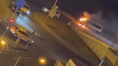 Bir minibüs alev alev yandı