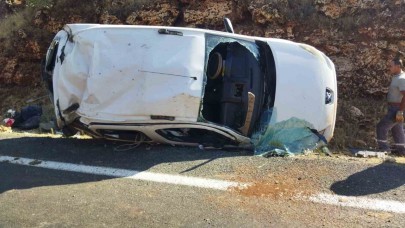 Hafif ticari araç takla attı, 3 kişi yaralandı