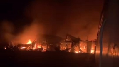 İşçilerin kaldığı konteynerler alevlere teslim oldu