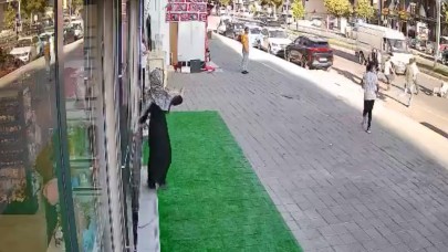 Kavgada yere düşen kişiye minibüs çarptı