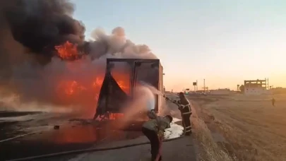 Seyir halindeki kamyon alev aldı