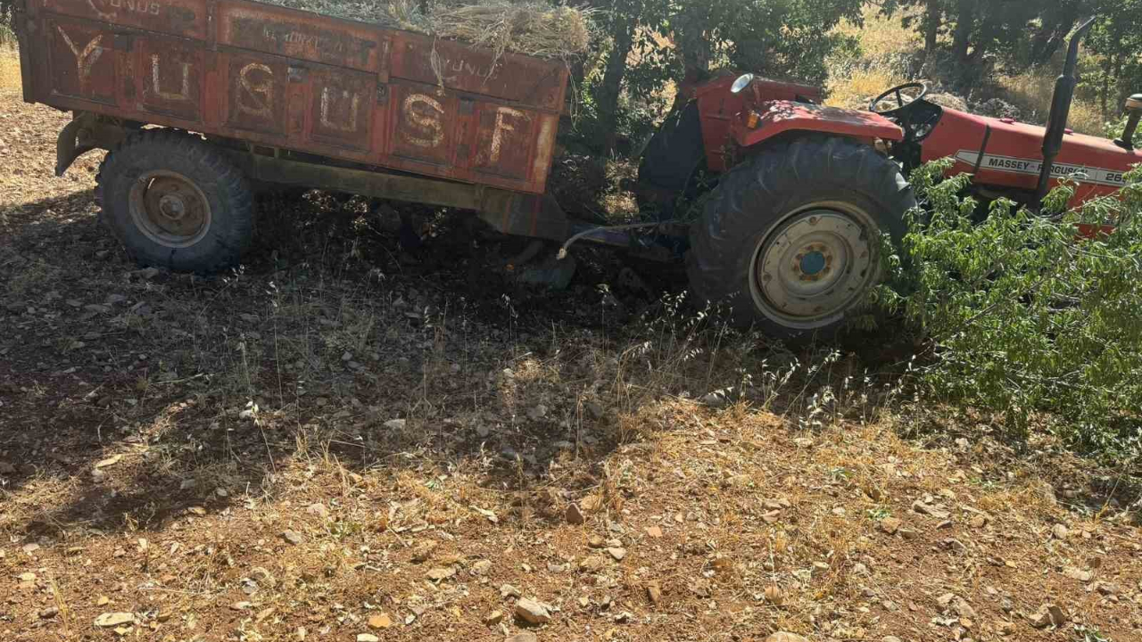 Devrilen traktörün altında kalan sürücü hayatını kaybetti