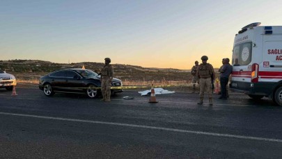 Yolun karşısına geçemeye çalışan çifte otomobil çarptı: 1 ölü, 1 yaralı