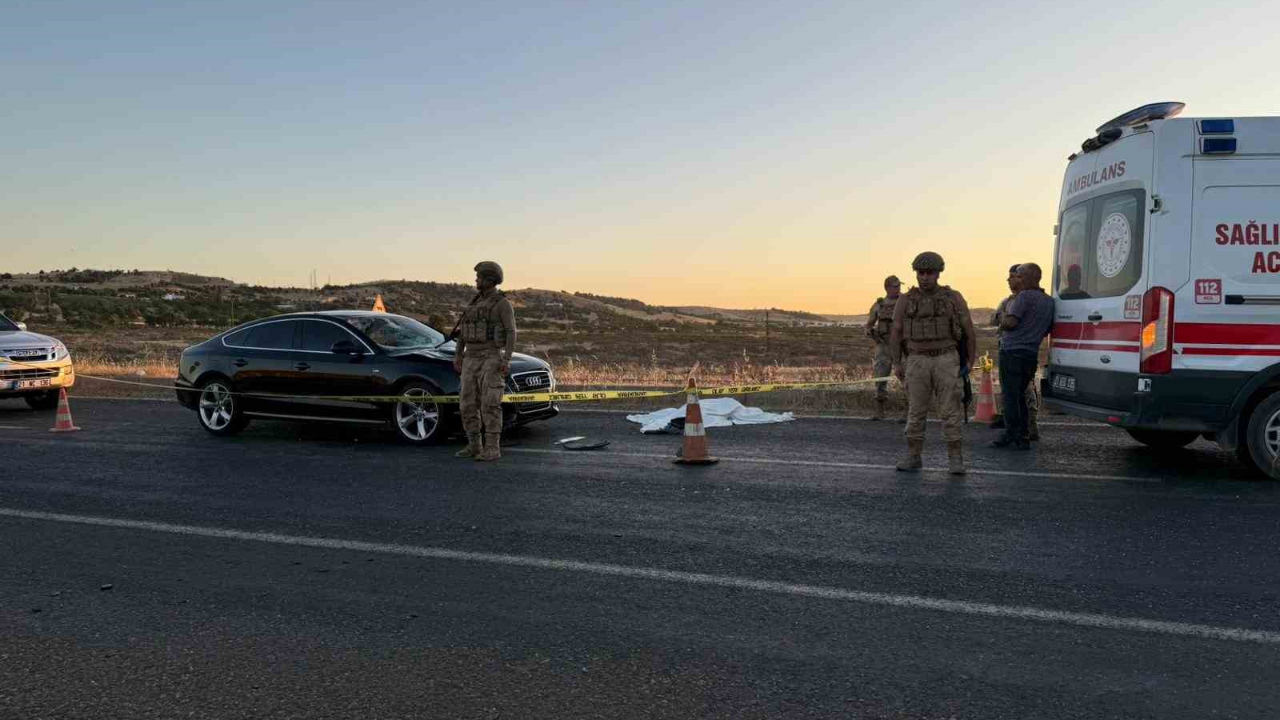 Yolun karşısına geçemeye çalışan çifte otomobil çarptı: 1 ölü, 1 yaralı