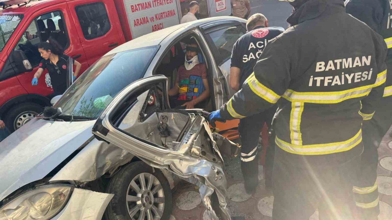 Otomobillerin çarpışması sonucu sıkışan sürücü kurtarıldı