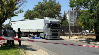 Tırın altında kalan motosikletteki 2 kişi hayatını kaybetti