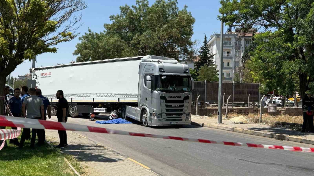 Tırın altında kalan motosikletteki 2 kişi hayatını kaybetti