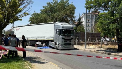 TIR'ın altında kaldılar: 2 ölü