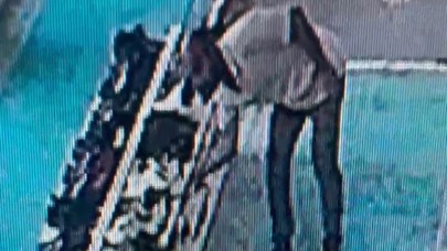 Camideki ayakkabı hırsızlığı güvenlik kamerasına yansıdı