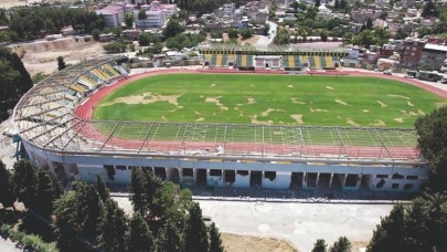 Ağır hasarlı stadyum yıkılıyor