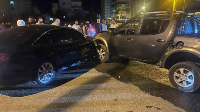 Otomobil ile pikabın çarpıştığı kazada 6 kişi yaralandı