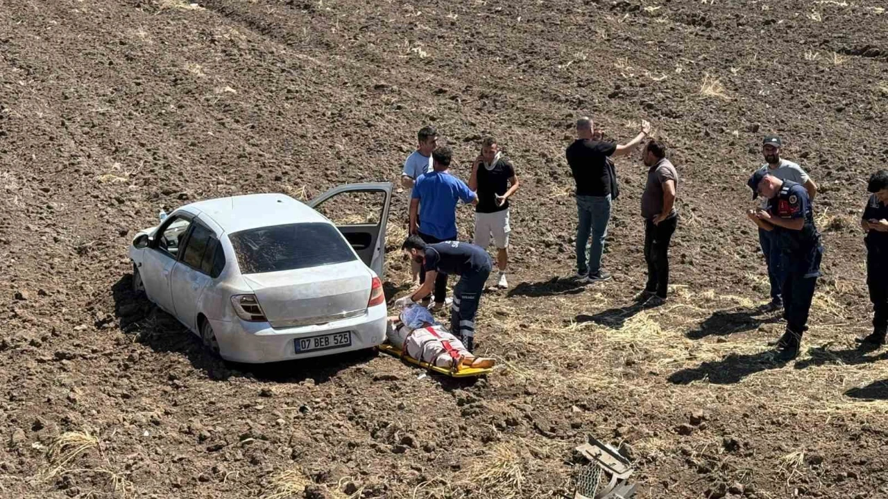 Direksiyon hakimiyetini kaybeden sürücü tarlaya uçtu