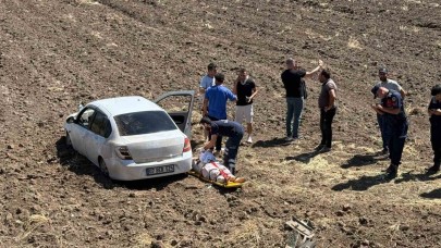 Direksiyon hakimiyetini kaybeden sürücü tarlaya uçtu