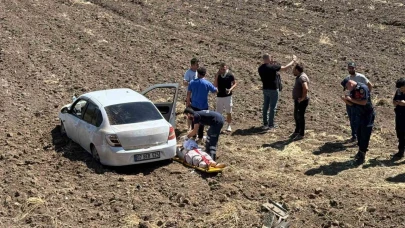 Direksiyon hakimiyetini kaybeden sürücü tarlaya uçtu