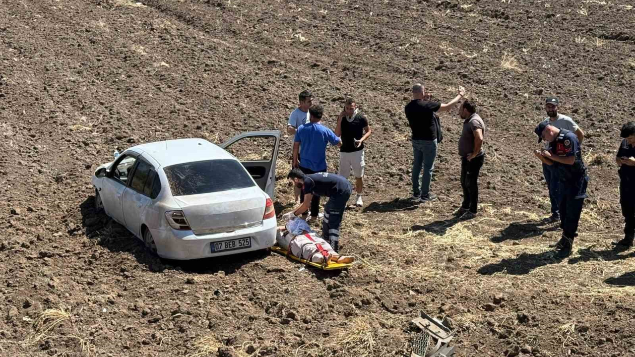Direksiyon hakimiyetini kaybeden sürücü tarlaya uçtu