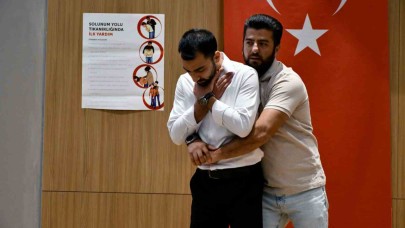 Binlerce kişiye Heimlich manevrası eğitimi verildi