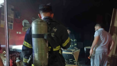 Şanlıurfa'da yangın: Mobilya dükkanı kül oldu